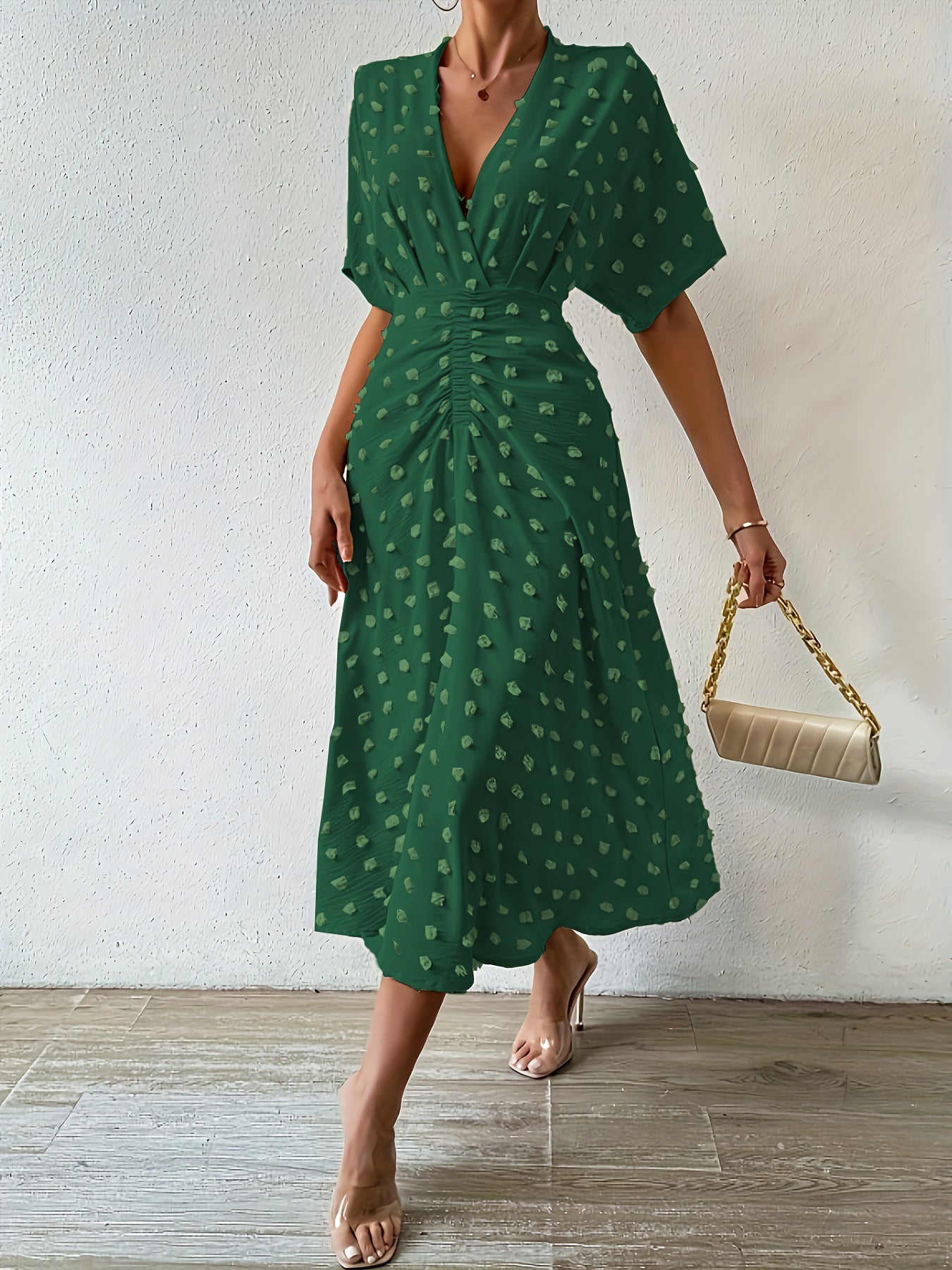 Selma – Hyggelig plisseret midikjole med V-udskæring