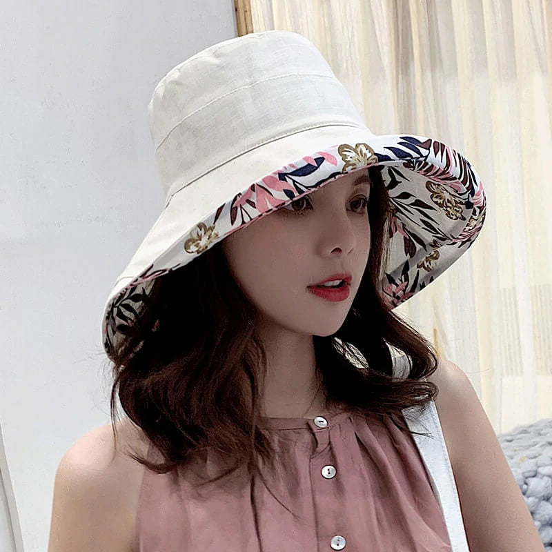 Sommerhat i bomuld med bred skygge og blomsterprint