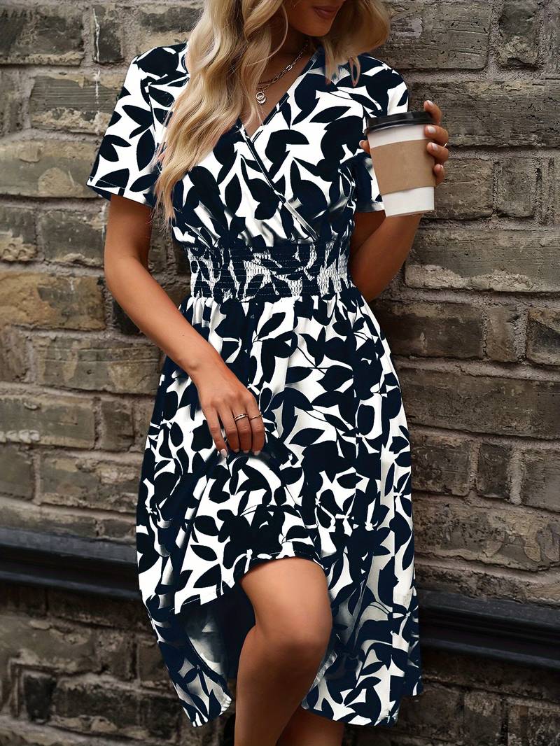 Ivy – Kortærmet slå-om-kjole med blomsterprint