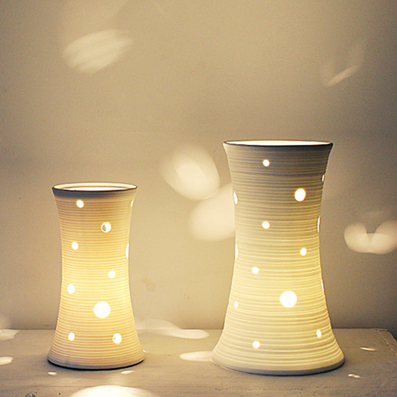 Vaselle – Hvid keramisk lampe med naturinspirerede tørrede blomster