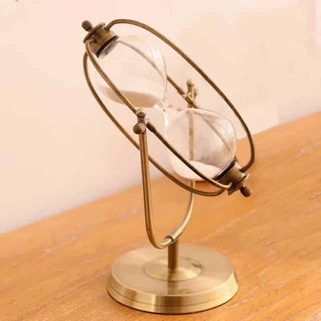 Tidløs elegance – vintage timeglas med klassisk stel til indretning