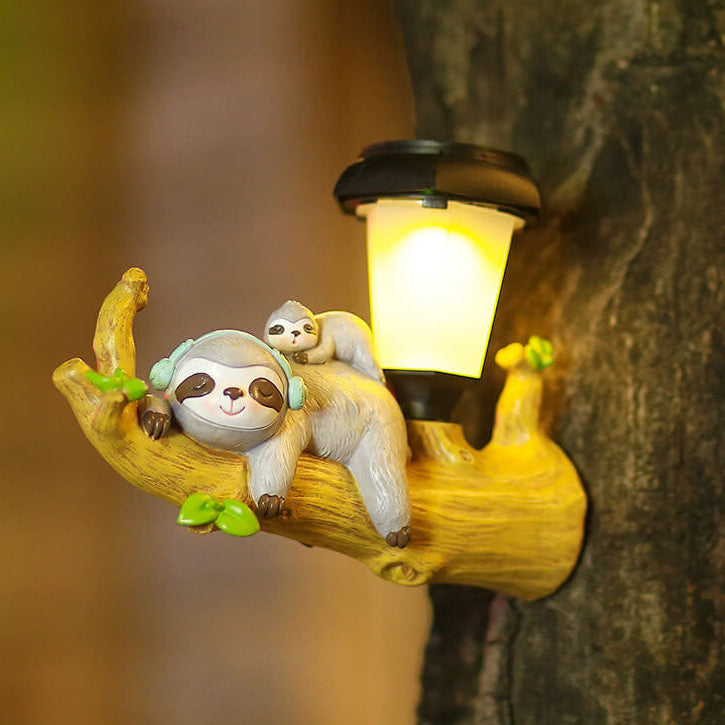 GlowSloth – Sjov udendørs væglampe med to dovendyr, der hviler på en gren
