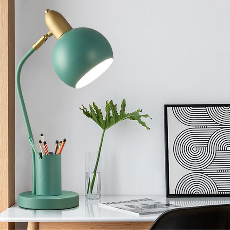 LumiSphere - Metalkuppel-natbordslampe med rørformet penrack-design