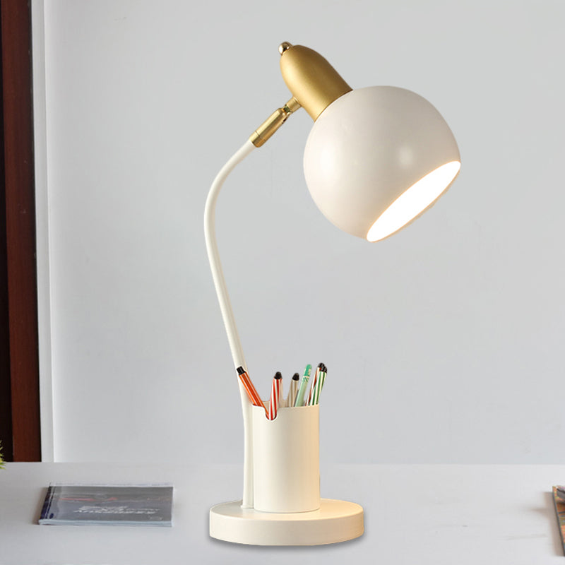 LumiSphere - Metalkuppel-natbordslampe med rørformet penrack-design