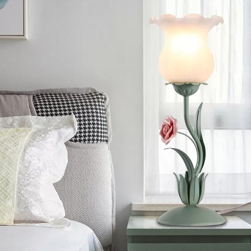 Florvia – Haveinspireret bordlampe i frostet glas
