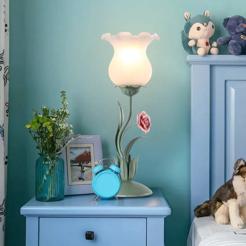 Florvia – Haveinspireret bordlampe i frostet glas