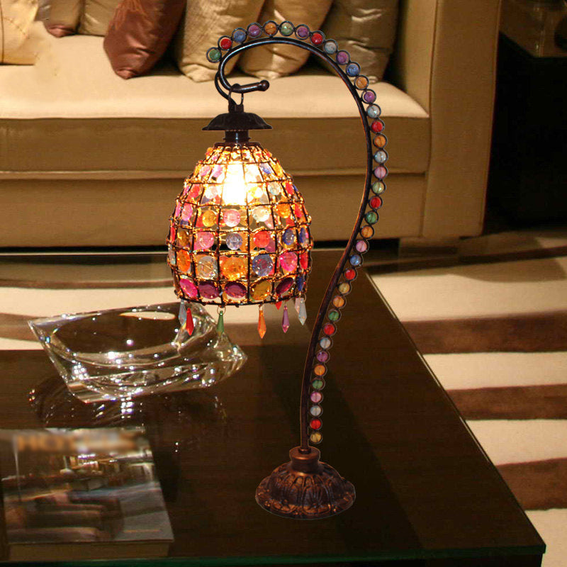 Lumbelle – Boho bordlampe med perler og elegant farvet glas