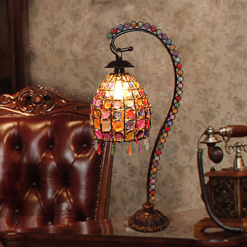 Lumbelle – Boho bordlampe med perler og elegant farvet glas