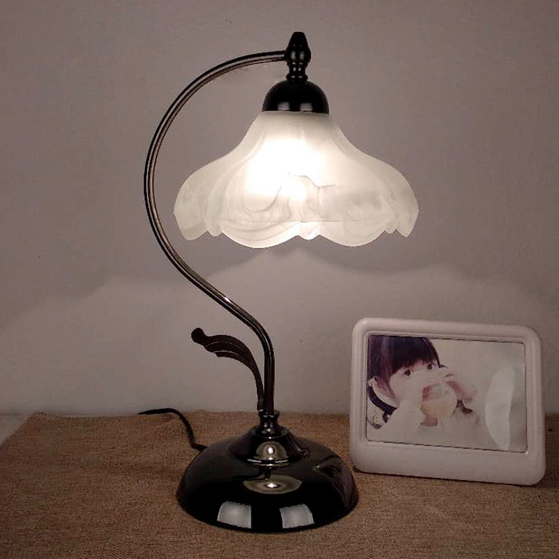Veloura | Elegant opal glas bordlampe med vintage charme