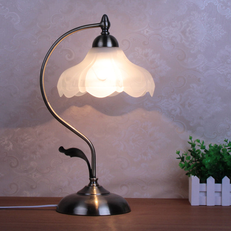 Veloura | Elegant opal glas bordlampe med vintage charme