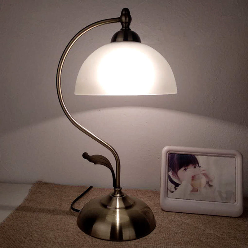 Veloura | Elegant opal glas bordlampe med vintage charme