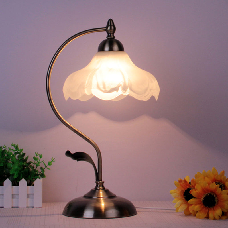 Veloura | Elegant opal glas bordlampe med vintage charme