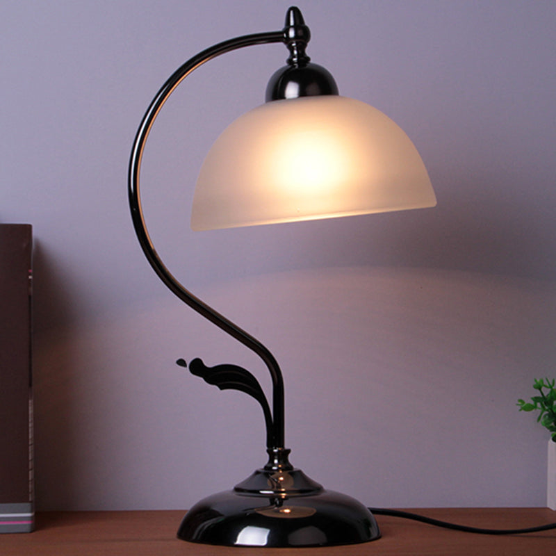 Veloura | Elegant opal glas bordlampe med vintage charme