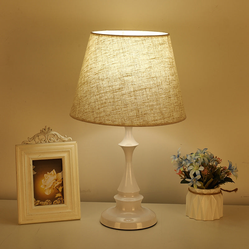 LuxeBeam Iron Natbordslampe – Minimalistisk sengebordslampe med tilspidset stofskærm