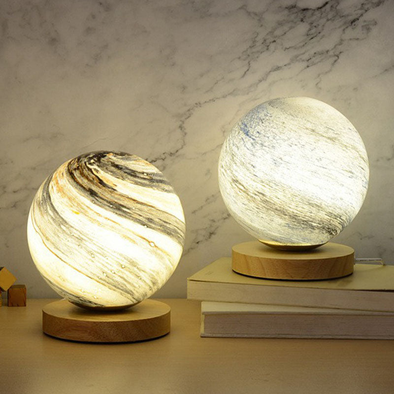 LunarGlow Mini Natlampe – Postmoderne bordlampe med træfod