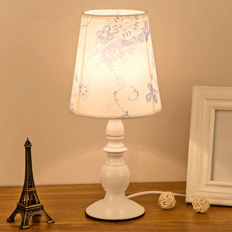 Lumivelle – Klassisk hvid bordlampe