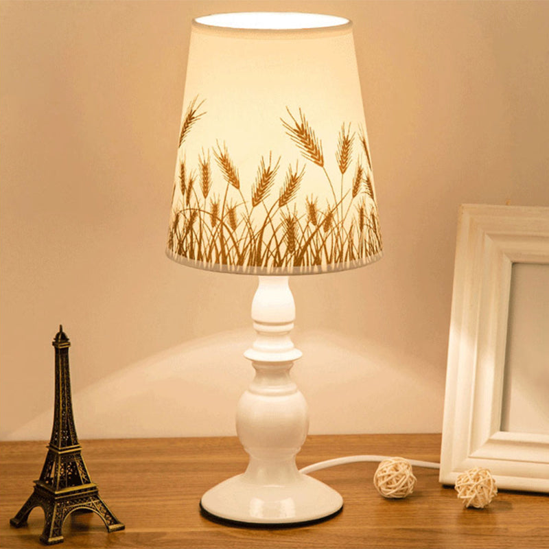 Lumivelle – Klassisk hvid bordlampe