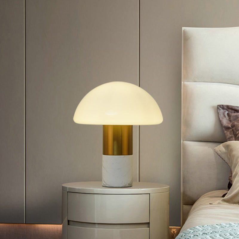 LumoSphere - Elegant kuppelbordslampe med mælkeagtig glasskærm