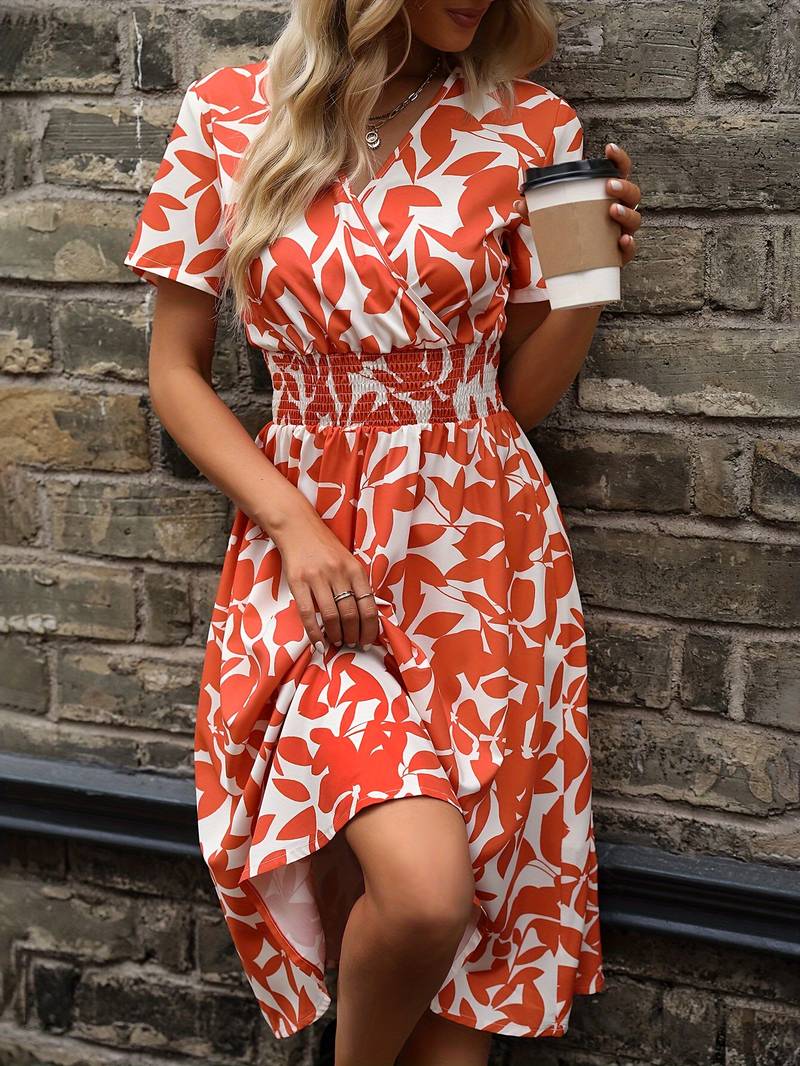 Ivy – Kortærmet slå-om-kjole med blomsterprint