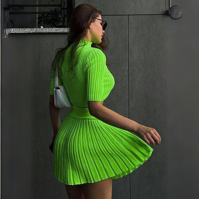 Kelly - Moderne Ribbed Crop Top og Plisseret Nederdel Sæt