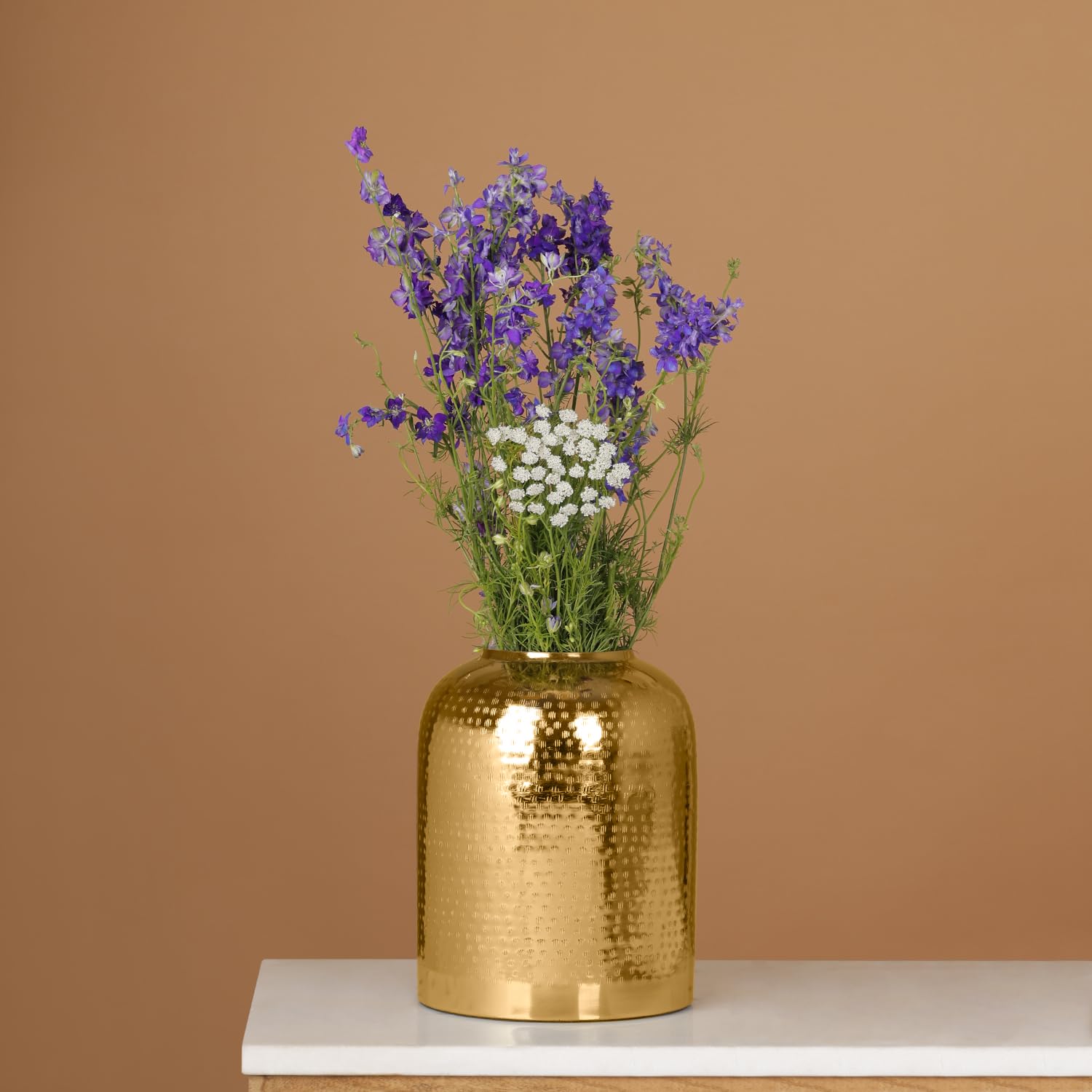 Aurevia – Elegancevase med gyldent blomsterdesign
