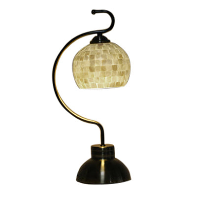 Glasstel – Elegant globusformet bordlampe med muslingemønster