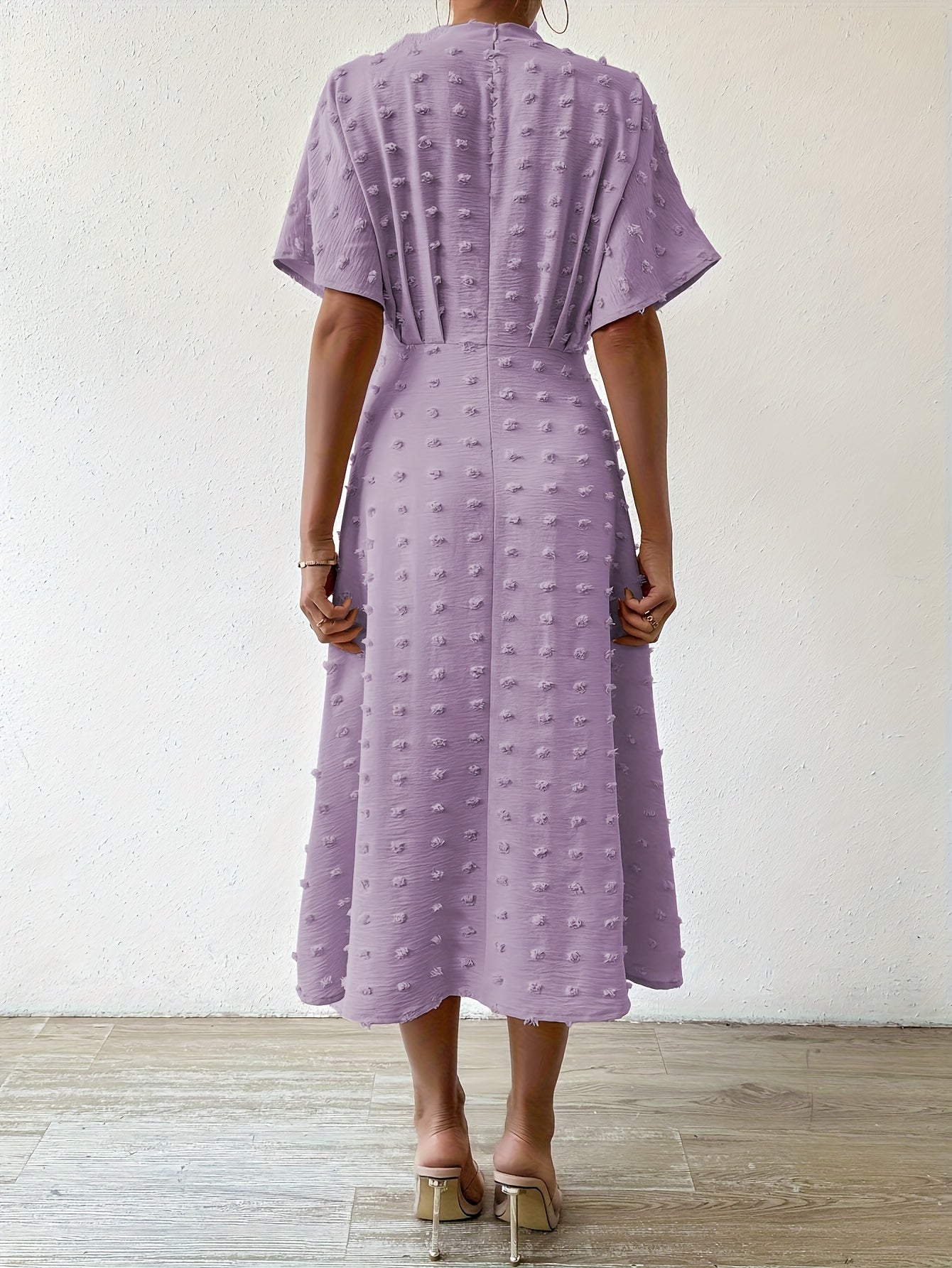 Selma – Hyggelig plisseret midikjole med V-udskæring