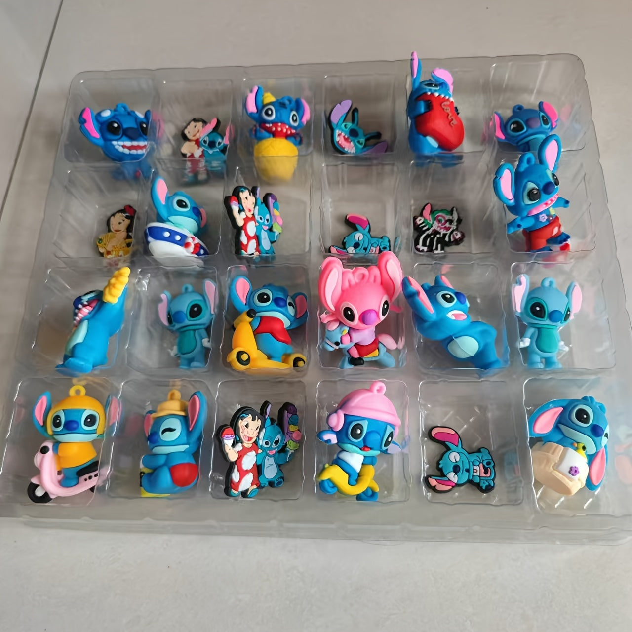 Stitch Adventskalender Legesæt | Interaktivt juleoverraskelsesspil med 24 dele