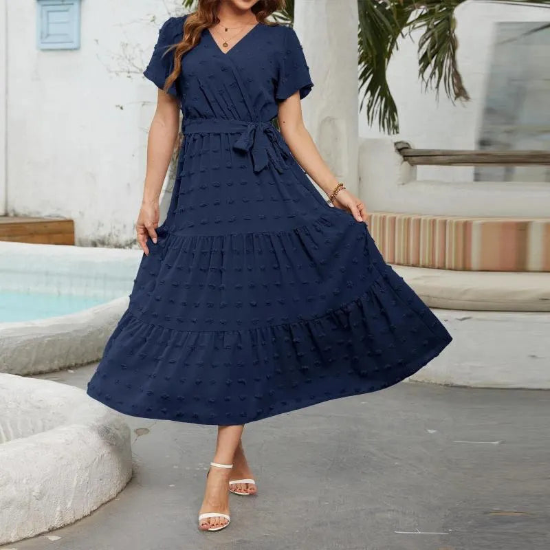 Anya - Elegant kjole i schweizisk prikket mønster med flydende snit