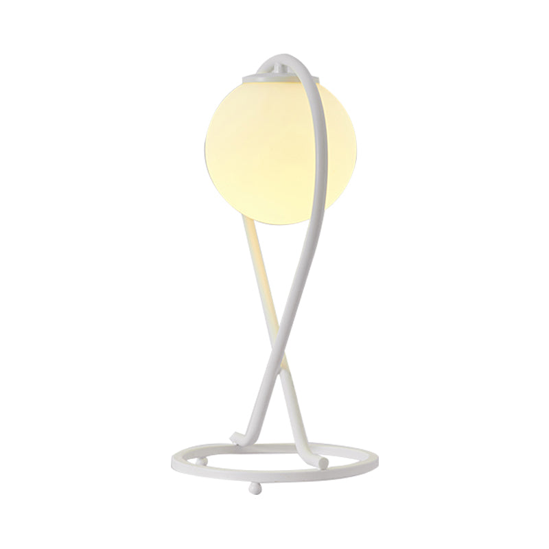 Crosstique – Moderne lineært natbordslys i jern