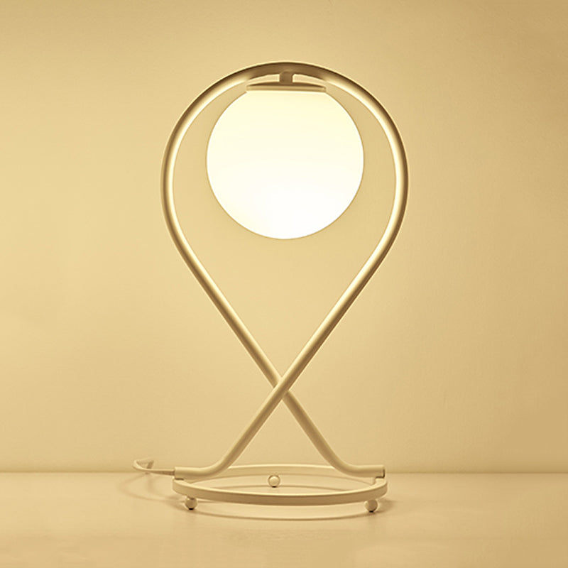 Crosstique – Moderne lineært natbordslys i jern