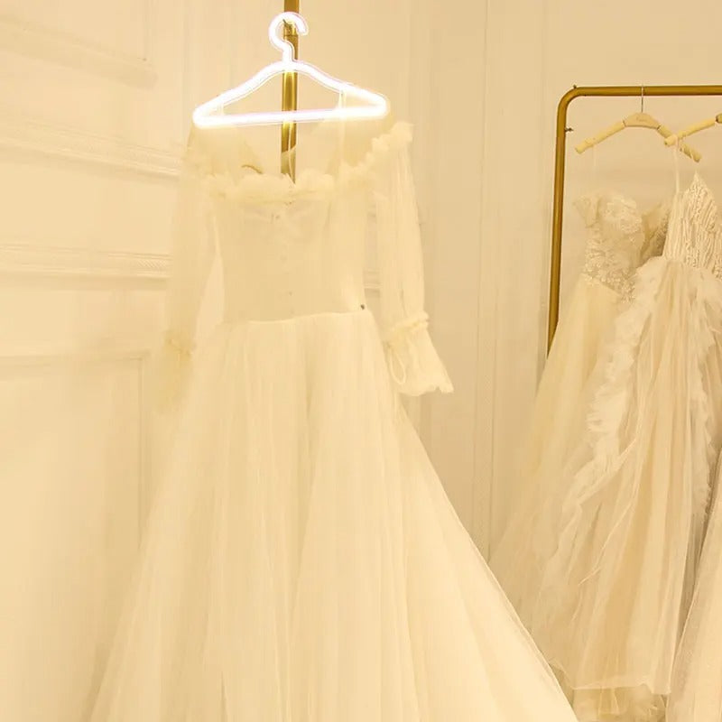 LumaHook – Stilfulde oplyste bøjler til nem garderobenavigation