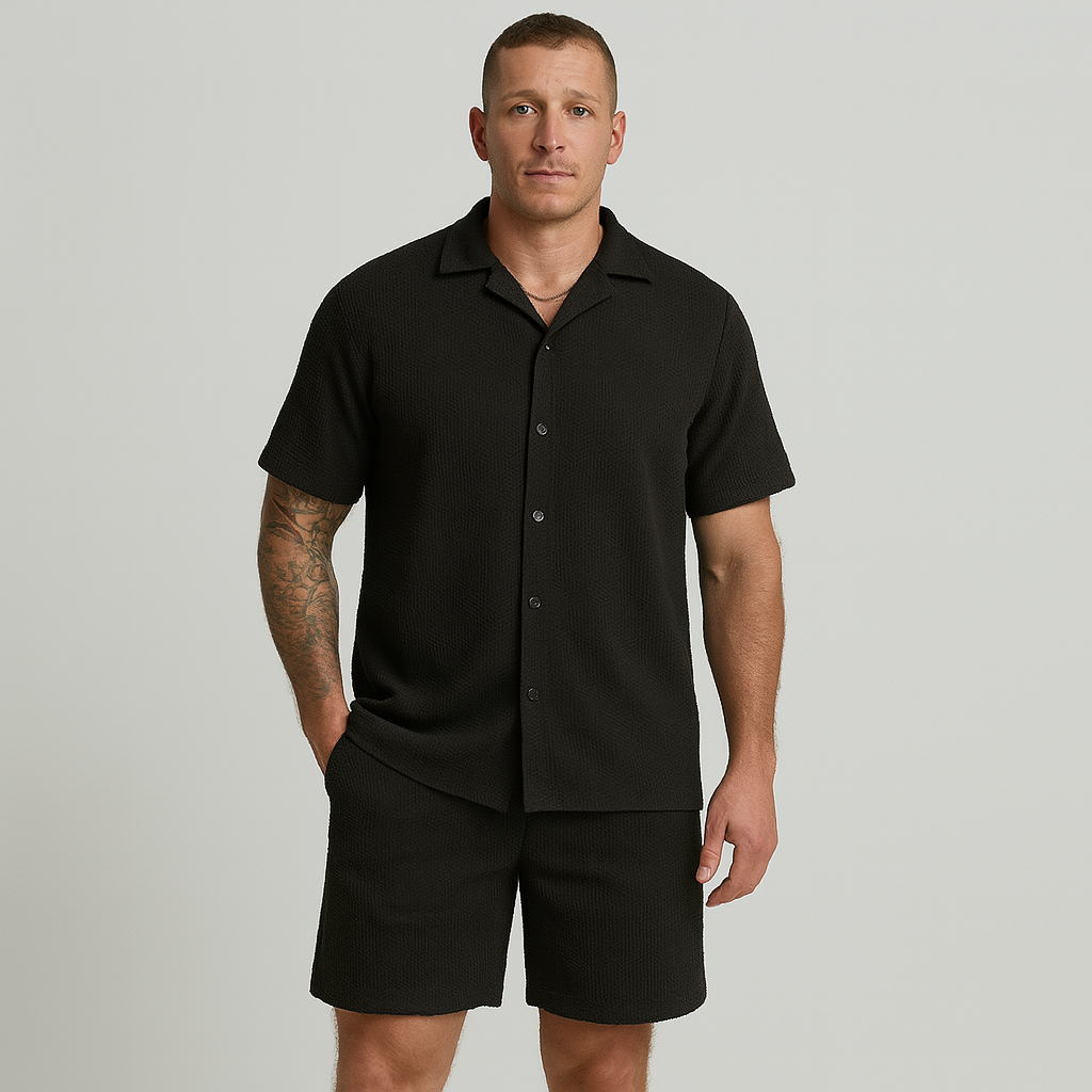 Herresæt med afslappet look – kortærmet skjorte med krave og teksturerede shorts med ternet snit
