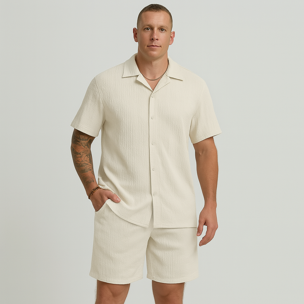 Herresæt med afslappet look – kortærmet skjorte med krave og teksturerede shorts med ternet snit