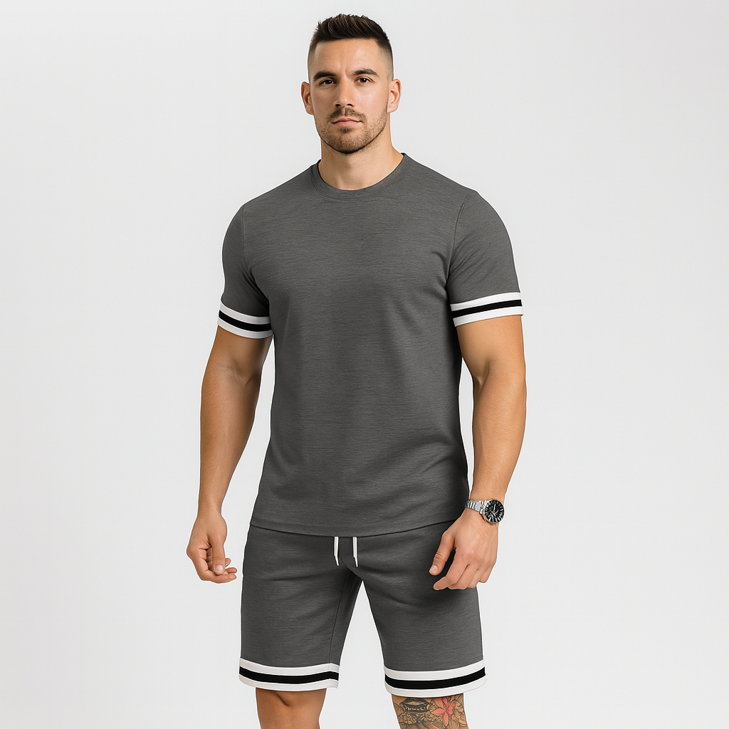 Nyt afslappet 2-delt herresæt – kortærmet T-shirt med rund hals og shorts med snøre i ensfarvet