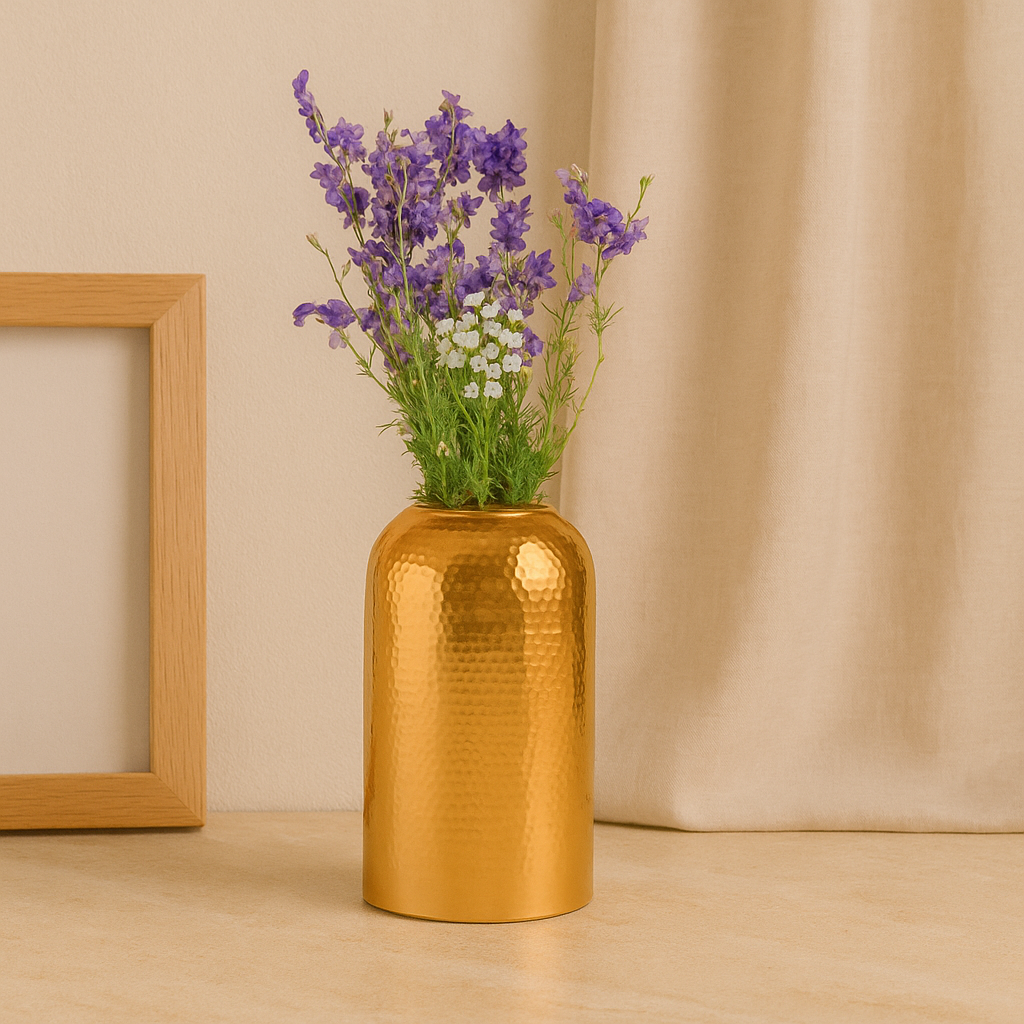 Aurevia – Elegancevase med gyldent blomsterdesign
