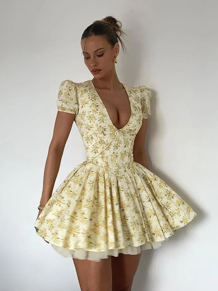 Ditte - Blomstret dyb V-plisseret minikjole