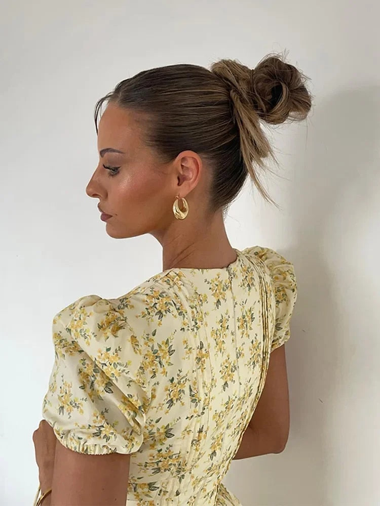 Ditte - Blomstret dyb V-plisseret minikjole