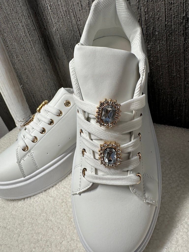 Synne - Hvide sneakers med gyldent tilbehør