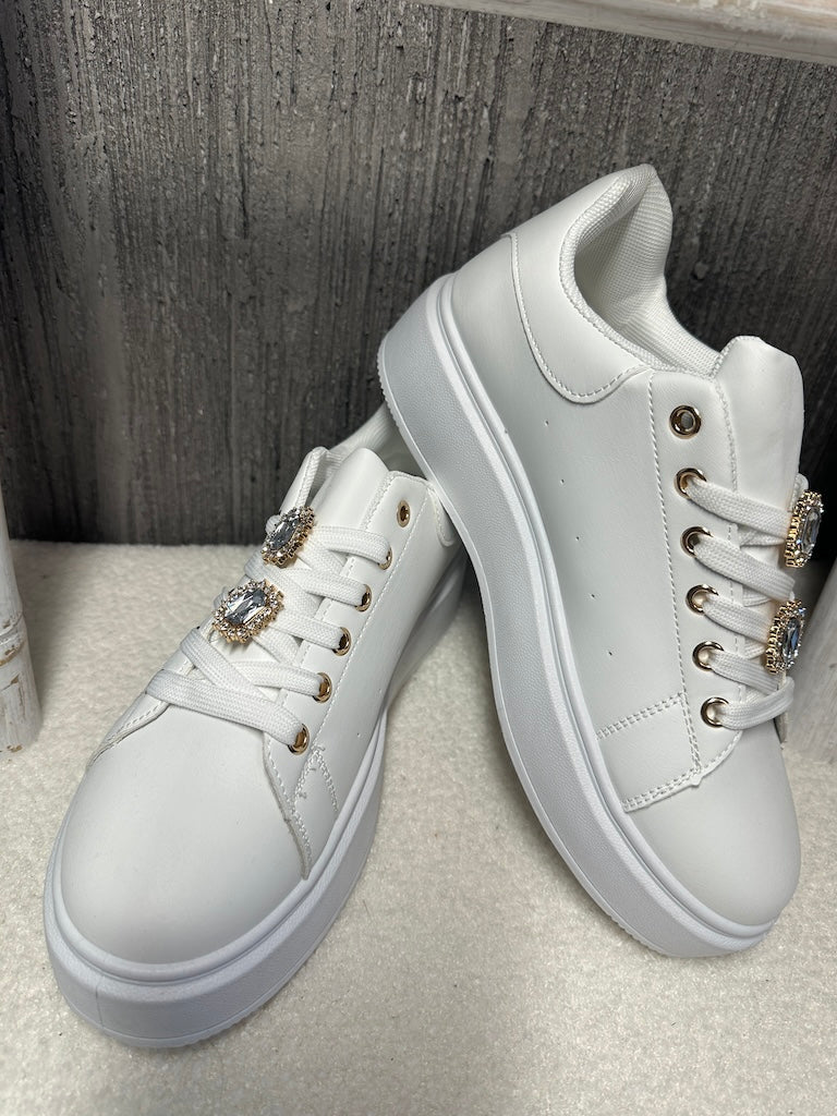 Synne - Hvide sneakers med gyldent tilbehør