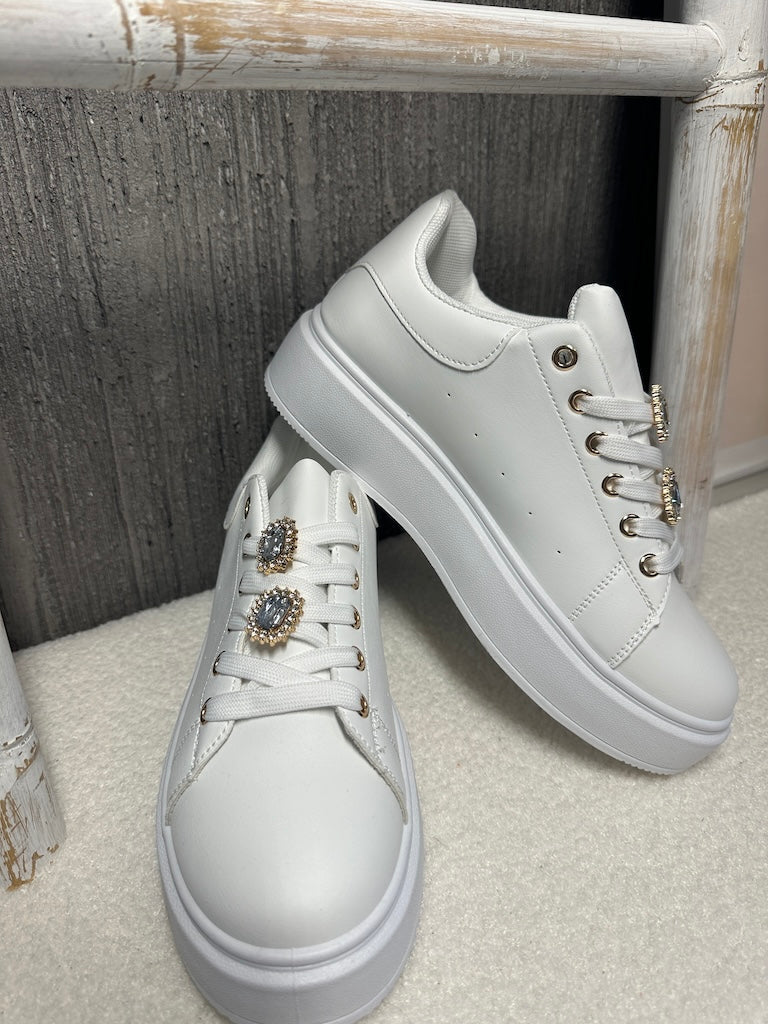 Synne - Hvide sneakers med gyldent tilbehør