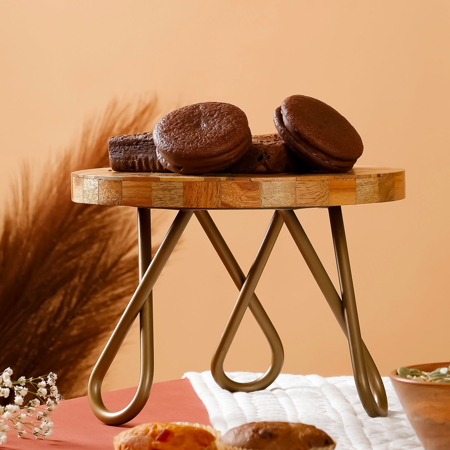 Octavra - geometrisk abstrakt træ- og metal pizzakagestand