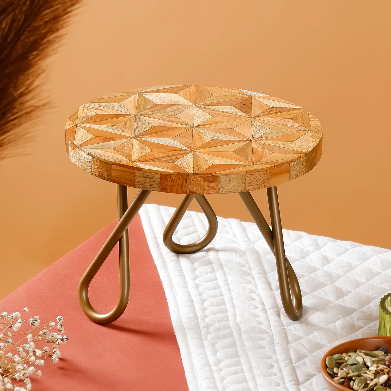 Octavra - geometrisk abstrakt træ- og metal pizzakagestand