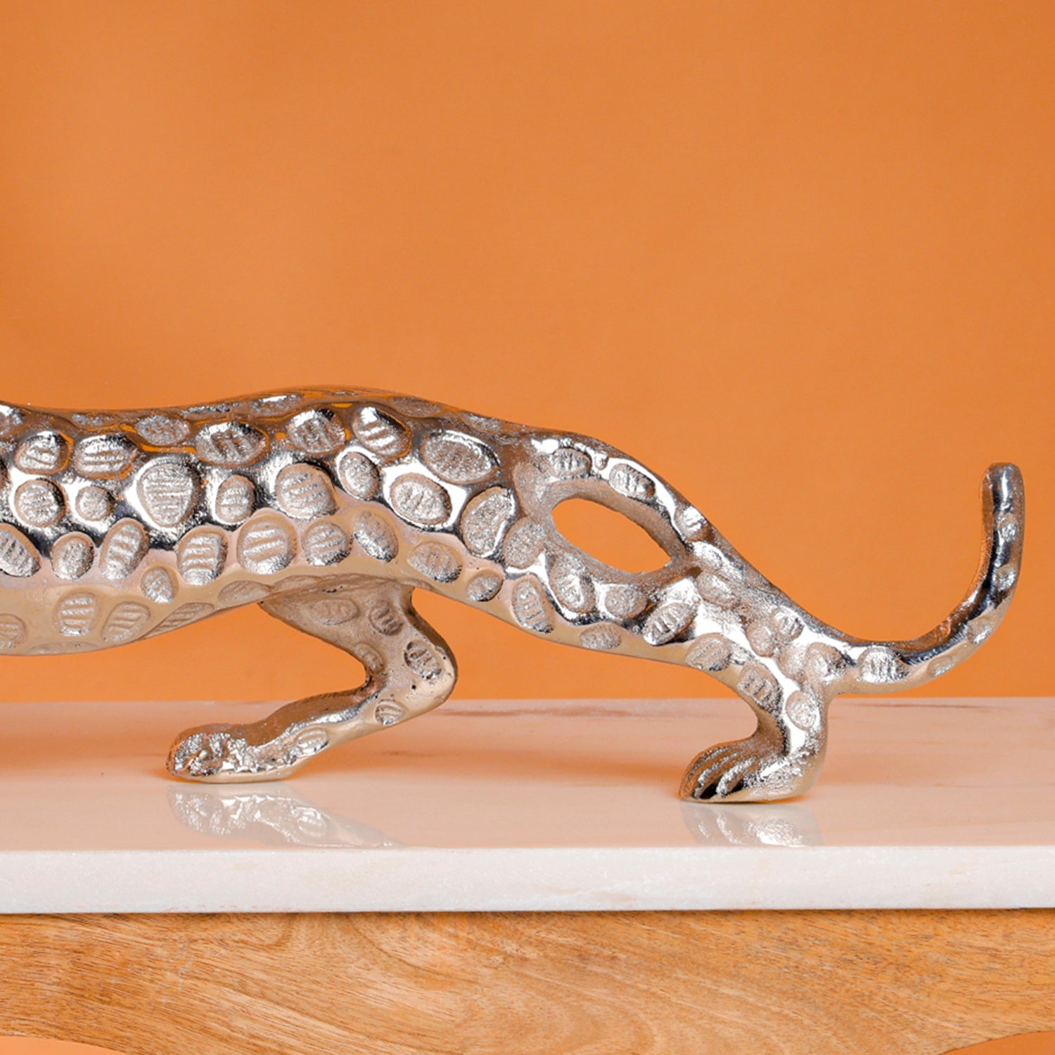 Predessa – Leopardskulptur med stilktekstur