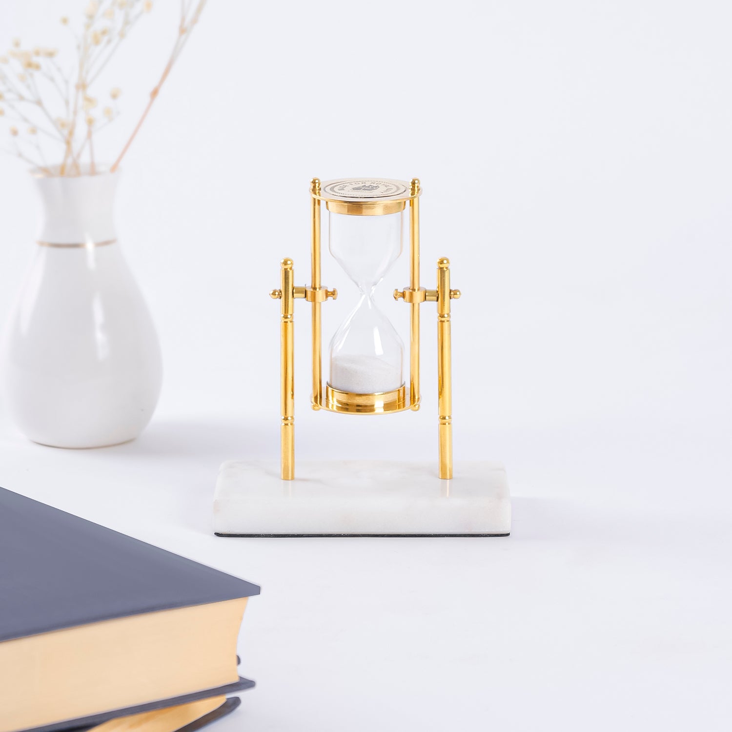 Sandria - Elegant sandtimer med guldramme og marmorbase