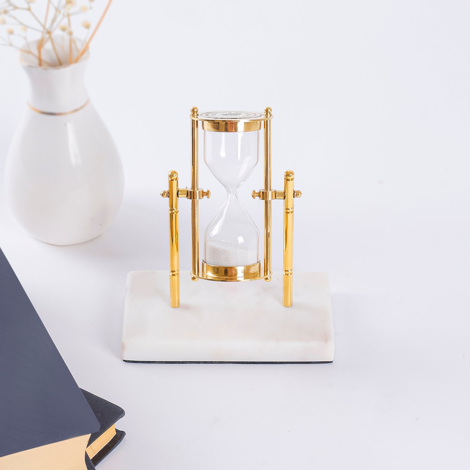 Sandria - Elegant sandtimer med guldramme og marmorbase