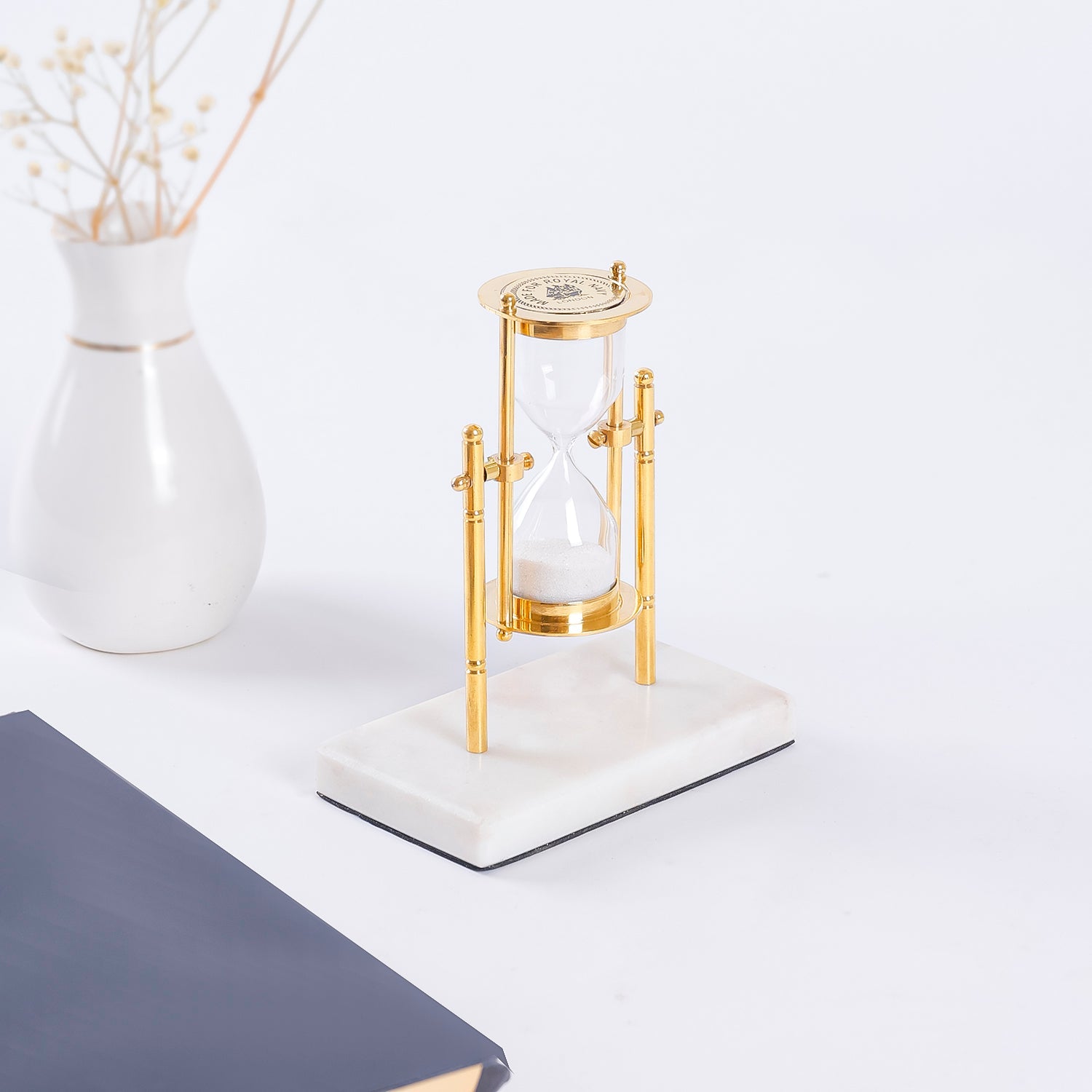 Sandria - Elegant sandtimer med guldramme og marmorbase