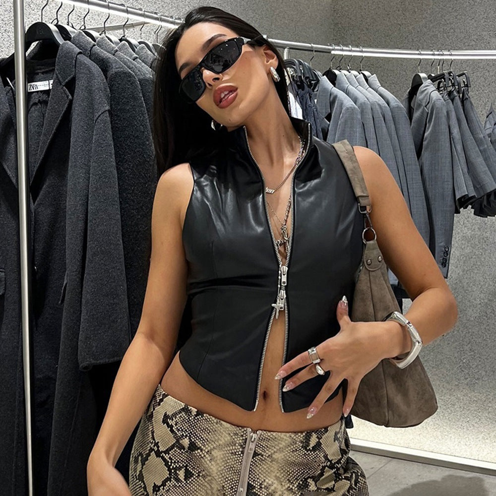 Vanessa - Slankende Crop PU-top med lynlås