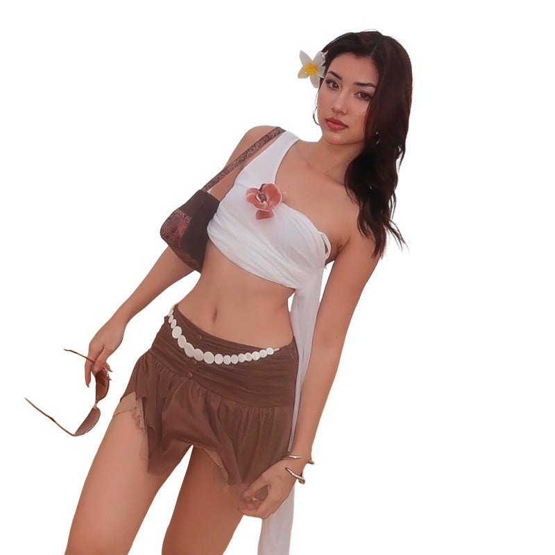 Evie - Elegant wrap-design med strandtop med blomsterdetalje