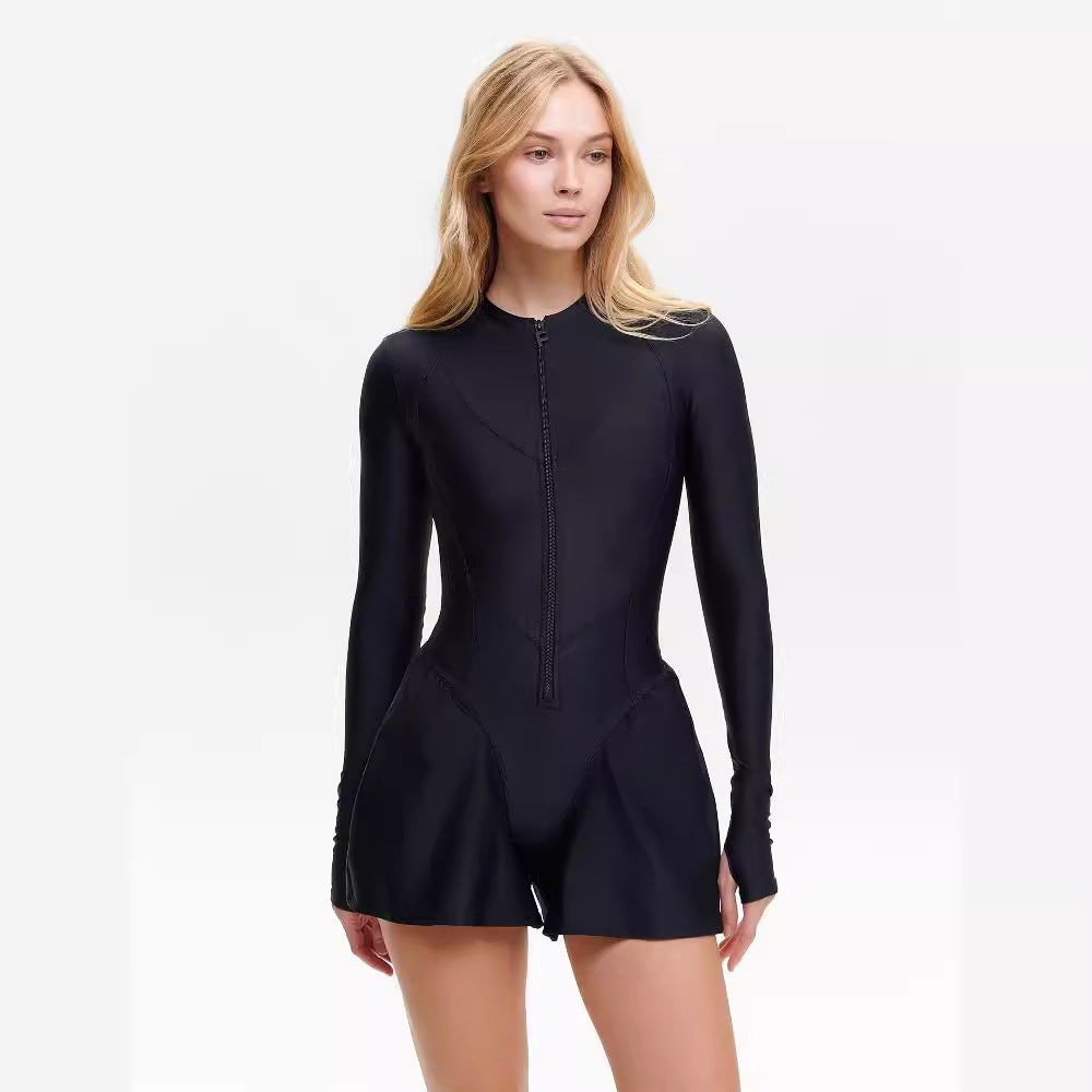 Gudrun - Figursyet snit, sporty onepiece med innovativ lynlås foran